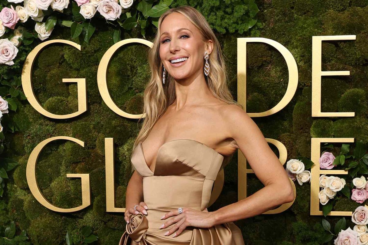 Image of Nikki Glaser in front of the Golden Globe sign at the 82nd Golden Globes. (Source: people.com).