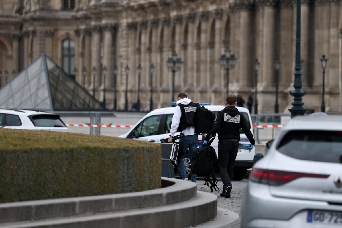 Forensic police officers arrive at the Louvre museum after reports of a robbery, in Paris, France, October 19, 2025. REUTERS/Gonzalo Fuentes