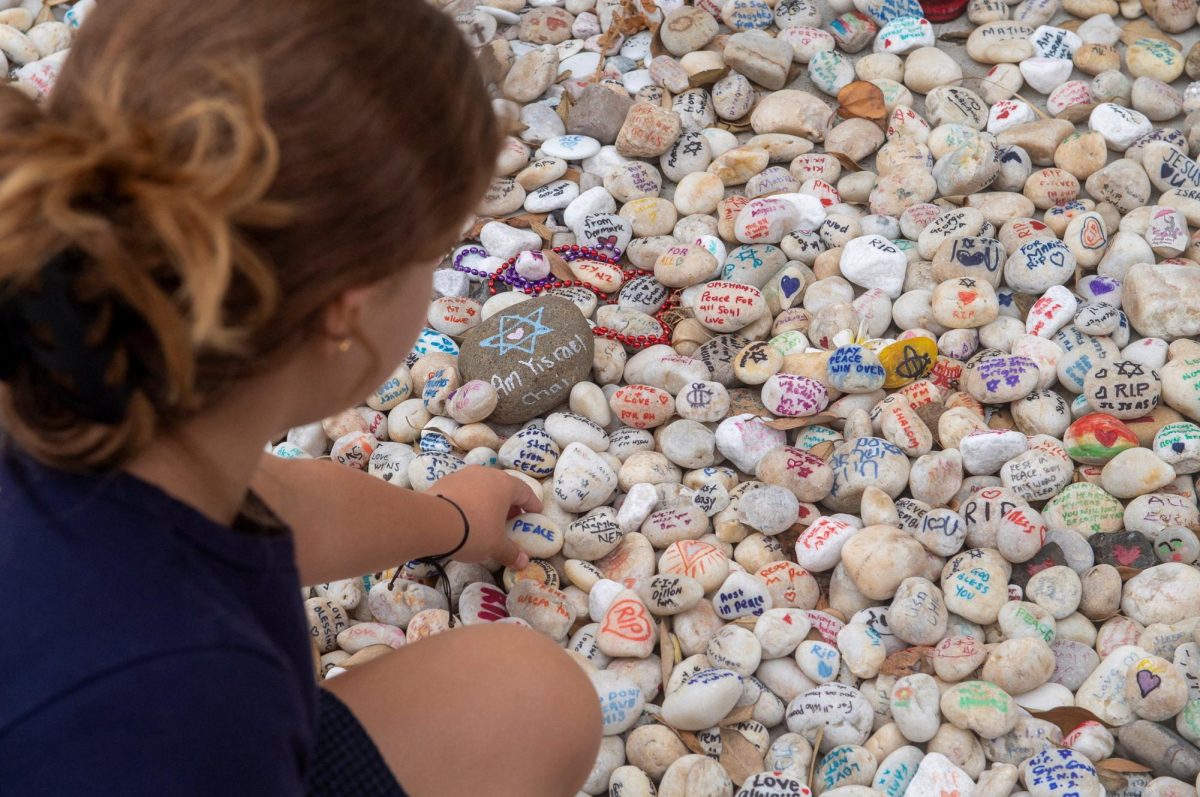 A visitor places a pebble at a memorial site in remembrance to the lives lost during the Bondi Beach mass shooting on December 14, 2025, in Sydney, Australia, January 16, 2026. REUTERS/Jeremy Piper